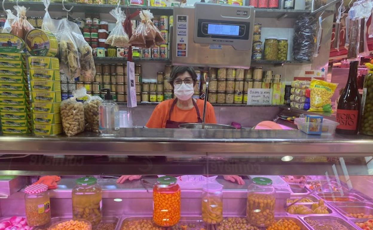 Mari Carmen en su parada del Mercado de Ruzafa.