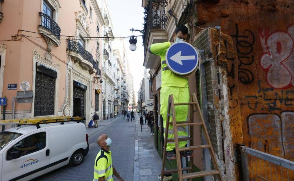 Tráfico en el centro de Valencia | El Ayuntamiento de Valencia ignora a comerciantes y cambia las señales de tráfico