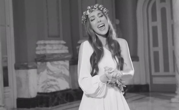 Mónica Naranjo, en su último videoclip, rodado en el salón de Cristal.