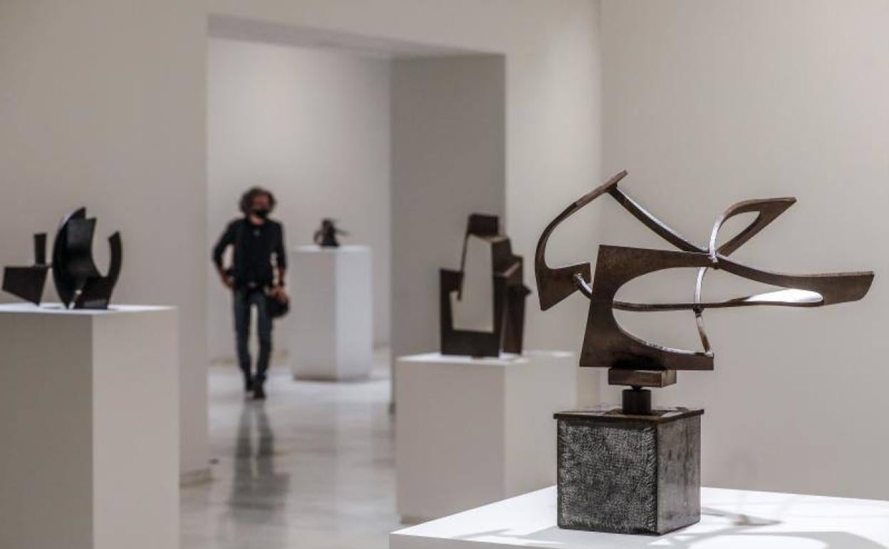 Piezas de la exposición Jorge Oteiza. Eduardo Chillida. Diálogo en los años 50 y 60', que se exhibe en la Fundación Bancaja. 