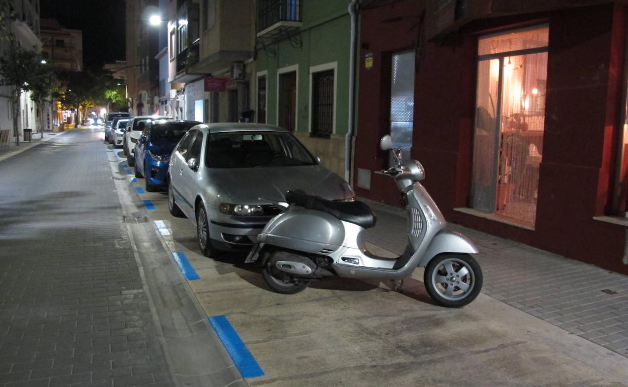 La línea que han pintado en la calle Colón para marcar la nueva zona azul que se implanta. 