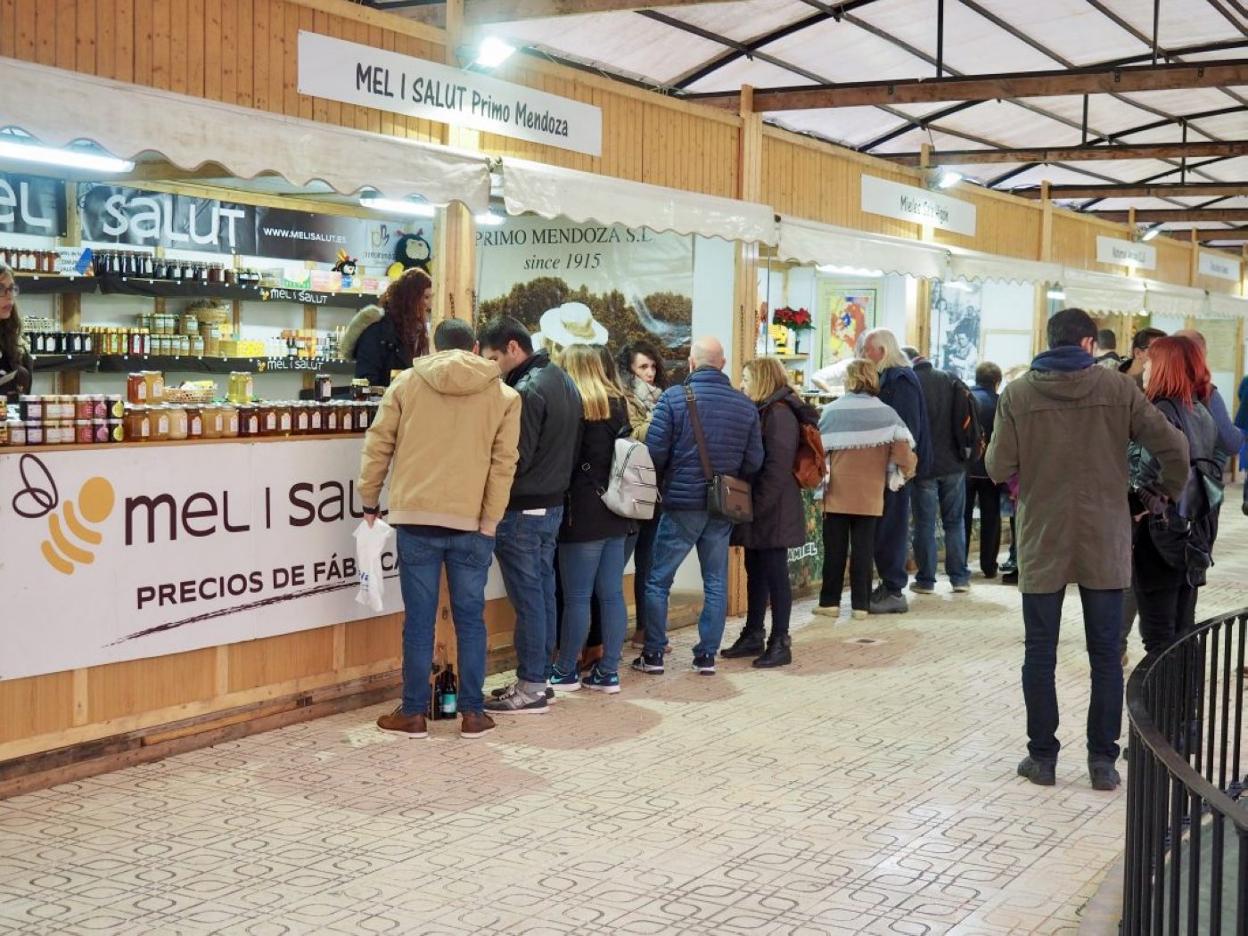 El cantante Francisco, que actúa este domingo en Ondara. LPUn instante  de la premiada obra 'La mort  i la donzella' en los Max. LPExpositores en una edición anterior de la feria de la miel. LPElvira Ramón y Rubén Fornell componen el dúo musical L'Essenza. lp