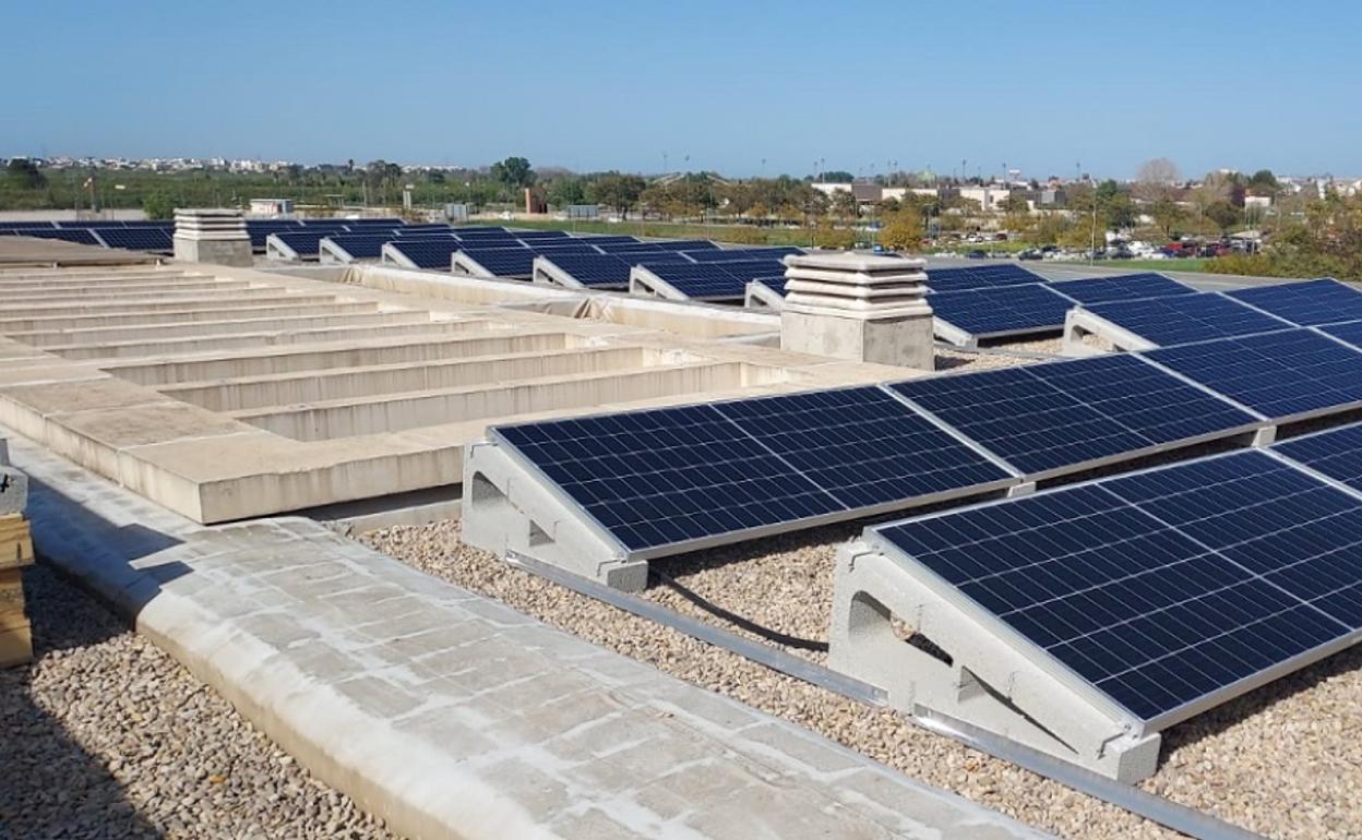 Instalación de placas solares en una cubierta de Alzira. 