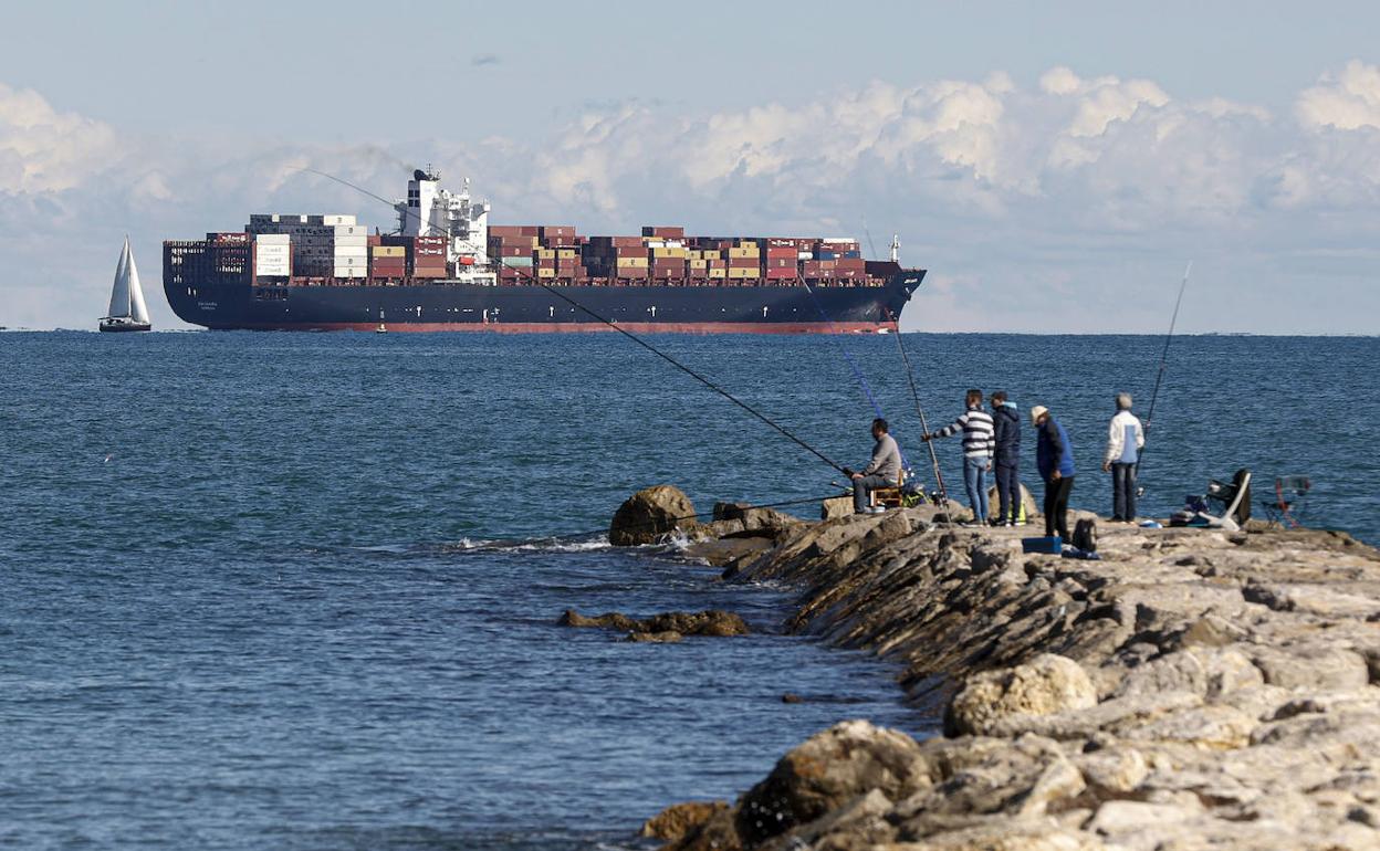 Un barco portacontenedores zarpa del puerto de Valencia. 