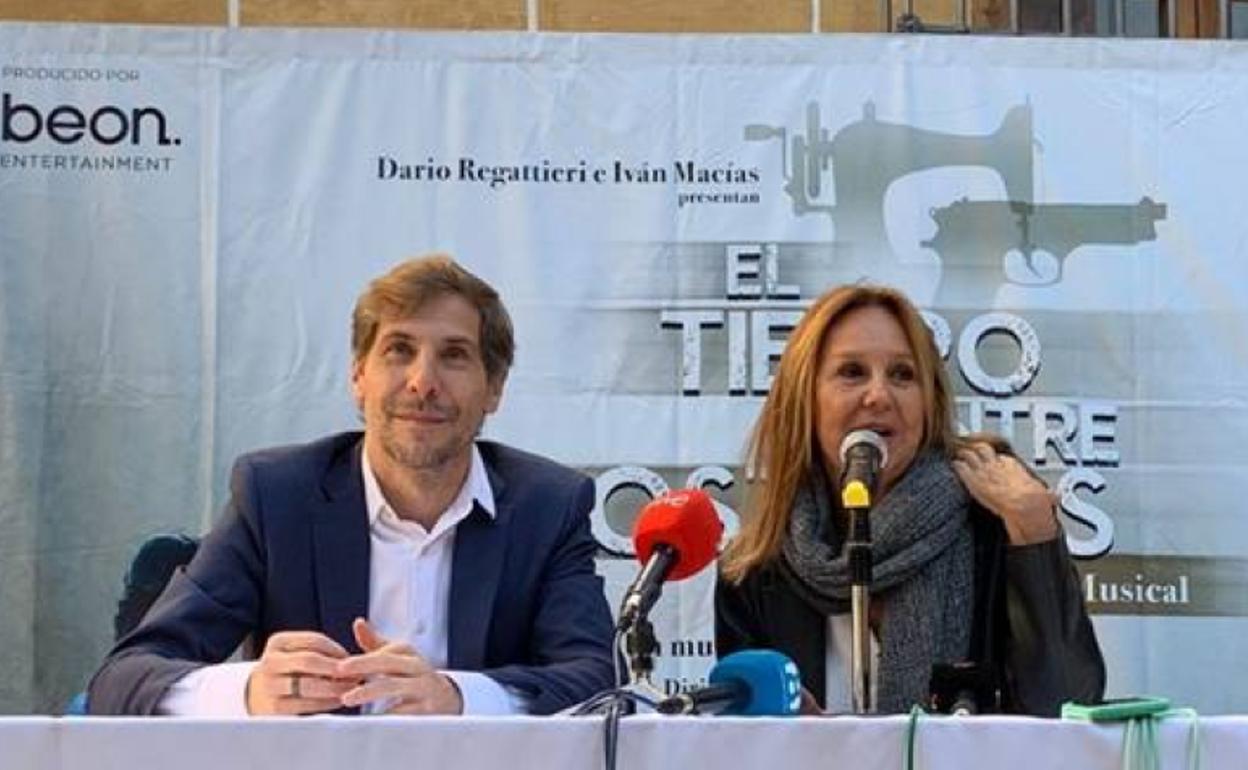 El productor Dario Regattieri y la escritora María Dueñas han presentado el musical 'El tiempo entre costuras' esta mañana en el Museo de la Seda de Valencia. 