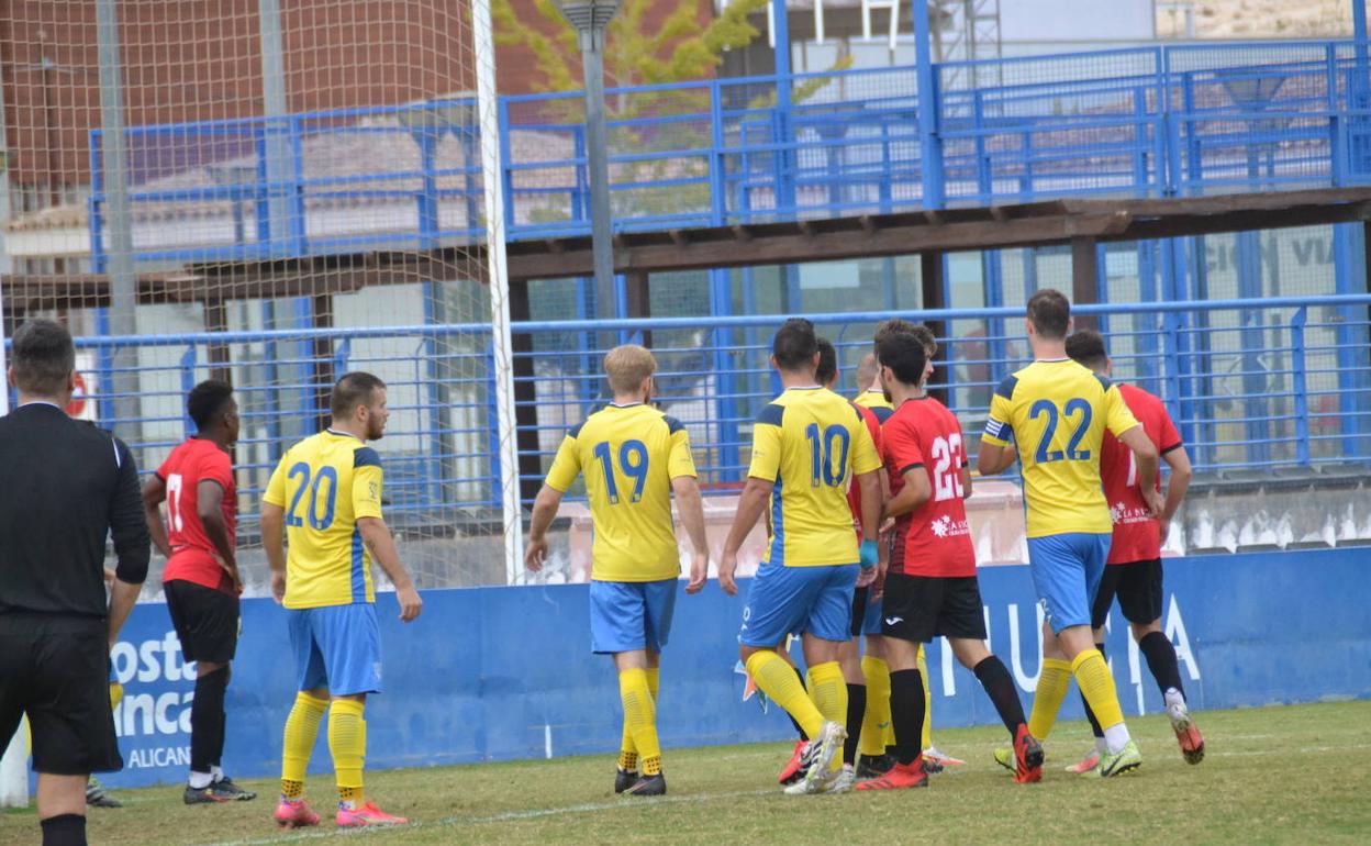 Jugadores del Dénia y La Nucia durante un partido. 