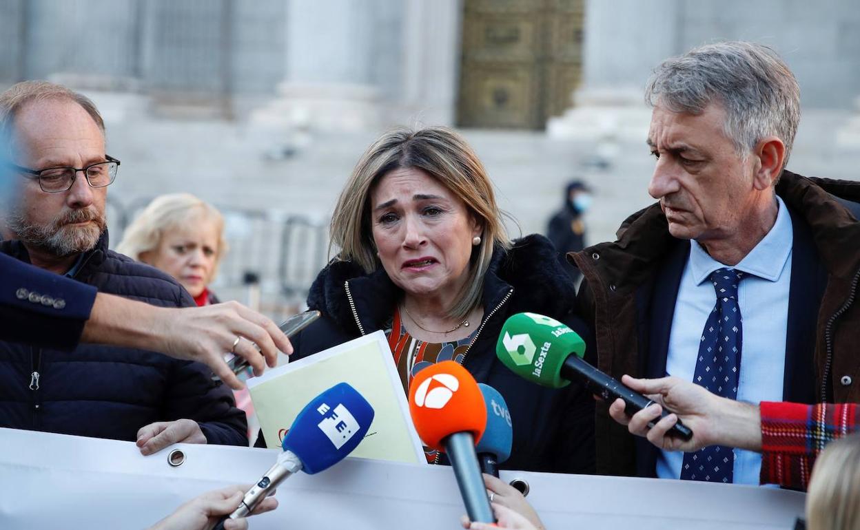 La madre de Marta calvo se emociona ante los medios de comunicación esta tarde, a las puertas del Congreso de los Diputados. 