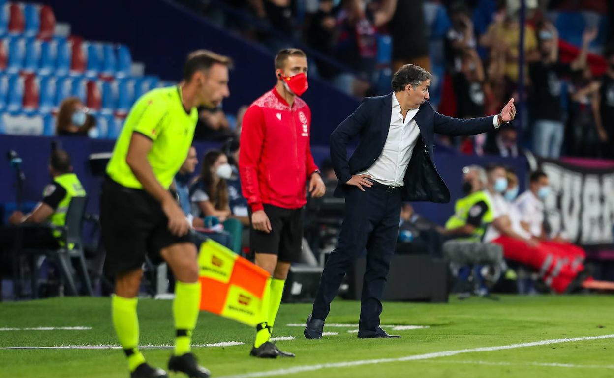 Javier Pereira, dando instrucciones durante un partido.