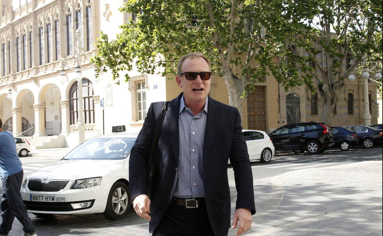 Robert Sarver se reunió con la Fundación del Levante en 2015. 