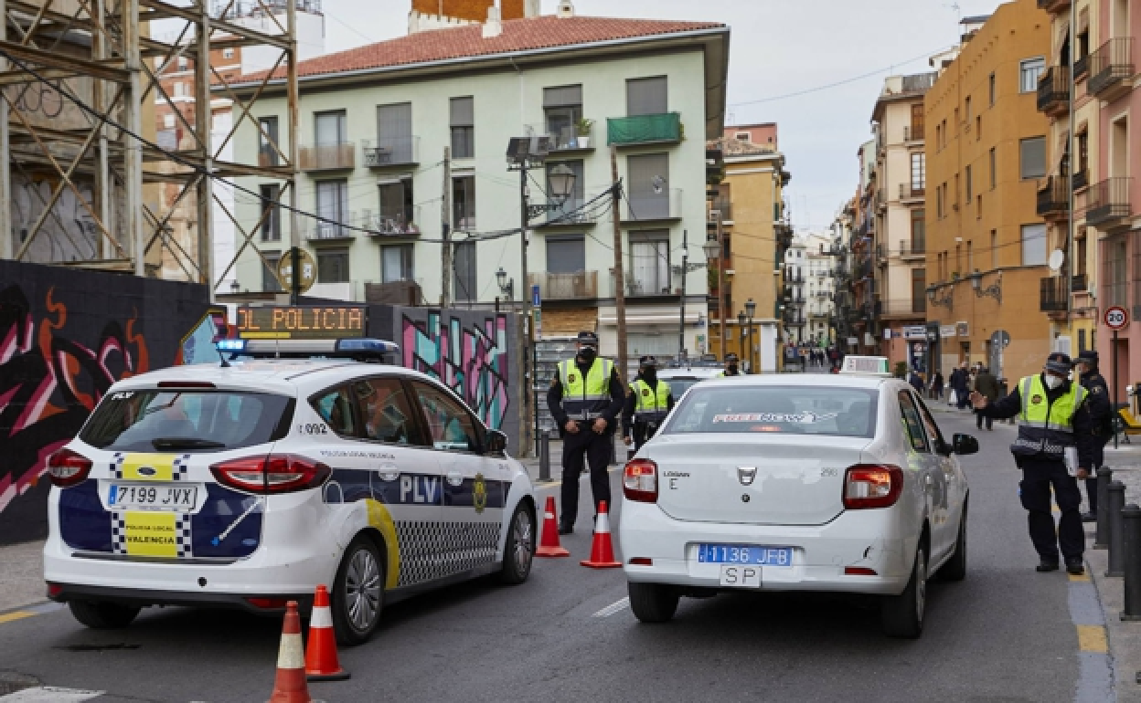 Agentes durante un control de la Policía Local de Valencia.