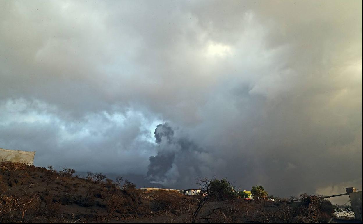 El volcán de La Palma continúa expulsando ceniza más de 40 días después de la erupción