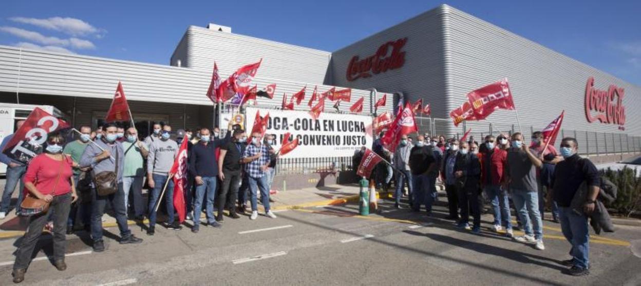 Tambores de huelga en la planta de Coca-Cola en Quart por el bloqueo del convenio