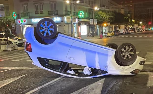 Herido un conductor ebrio al volcar su coche en la avenida del Puerto de Valencia