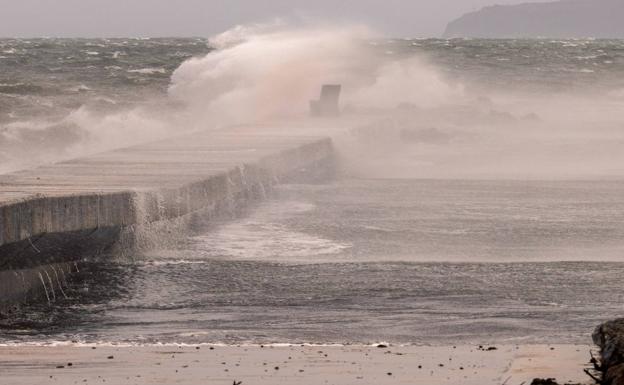 La tormenta Blas amenaza con convertirse en un huracán mediterráneo