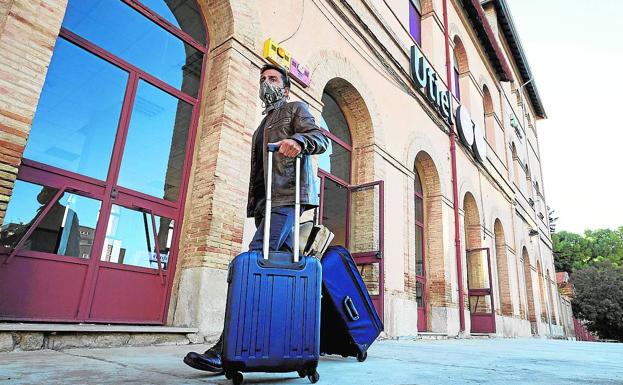 Estación. Uno de los pasajeros sale en busca del bus.