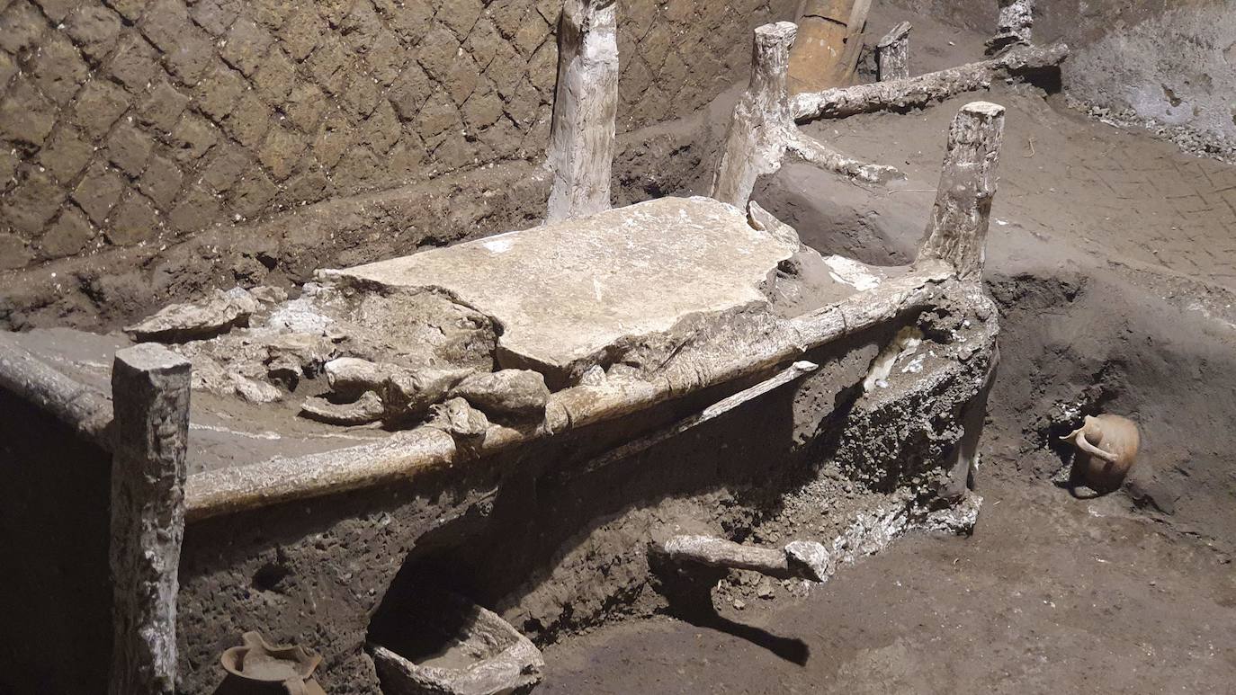 Un equipo de arqueólogos de Pompeya ha descubierto los restos de una habitación de esclavos, en un hallazgo excepcionalmente raro en una villa romana destruida por la erupción del Vesubio hace casi 2.000 años. 