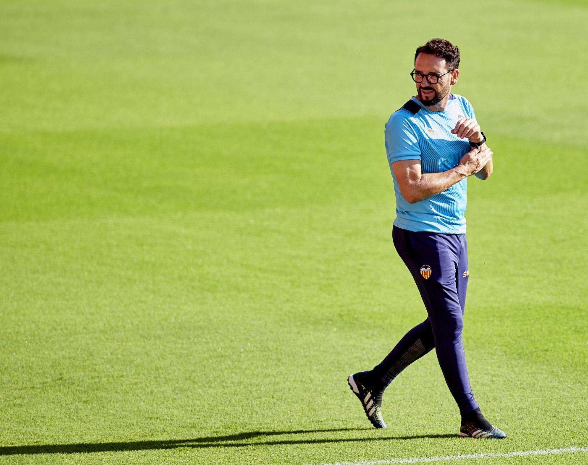 pConcentración. José Bordalás, pensativo durante un entrenamiento en Mestalla. IVÁN ARLANDIS