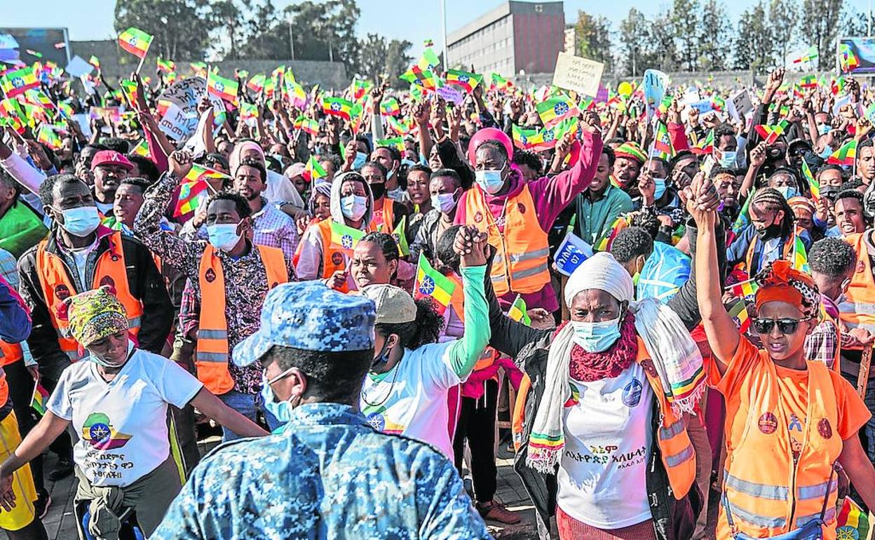 Los ciudadanos de Addis Abeba salieron este domingo a la calle de forma masiva para cerrar filas con su primer ministro. 