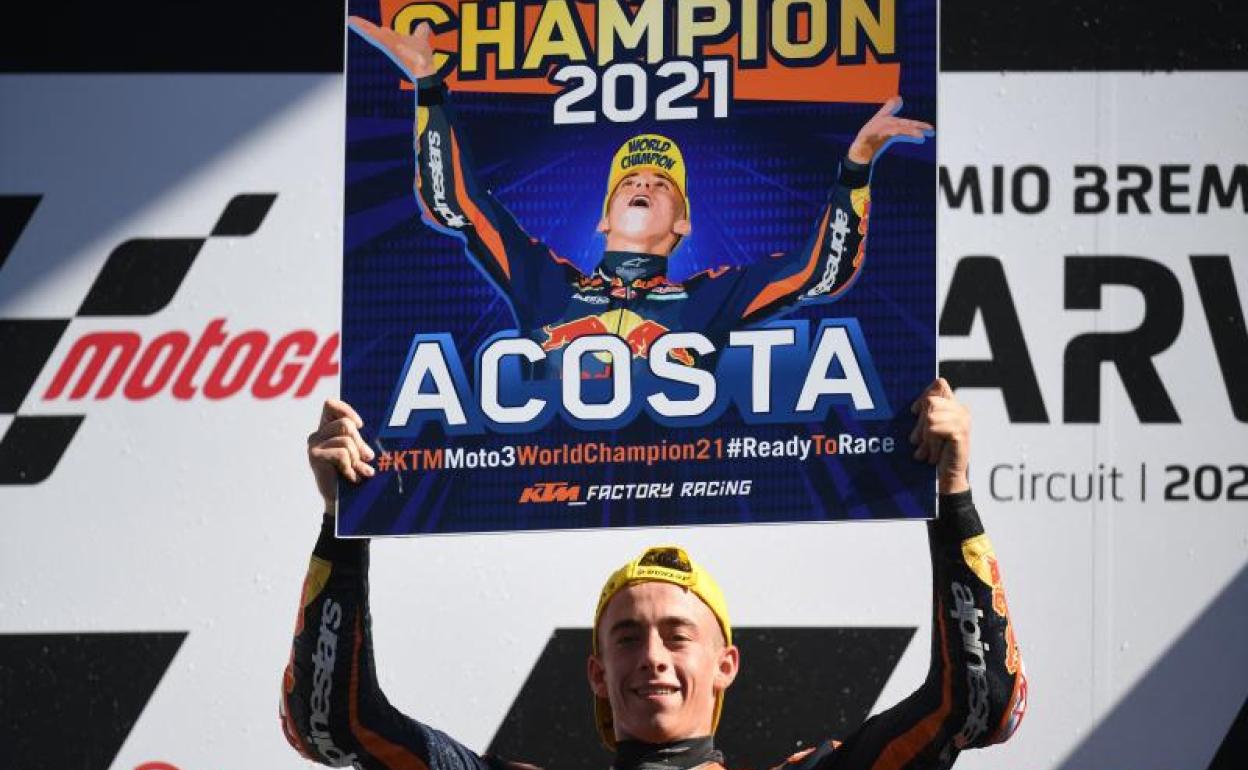 Pedro Acosta celebra su título mundial de Moto3.