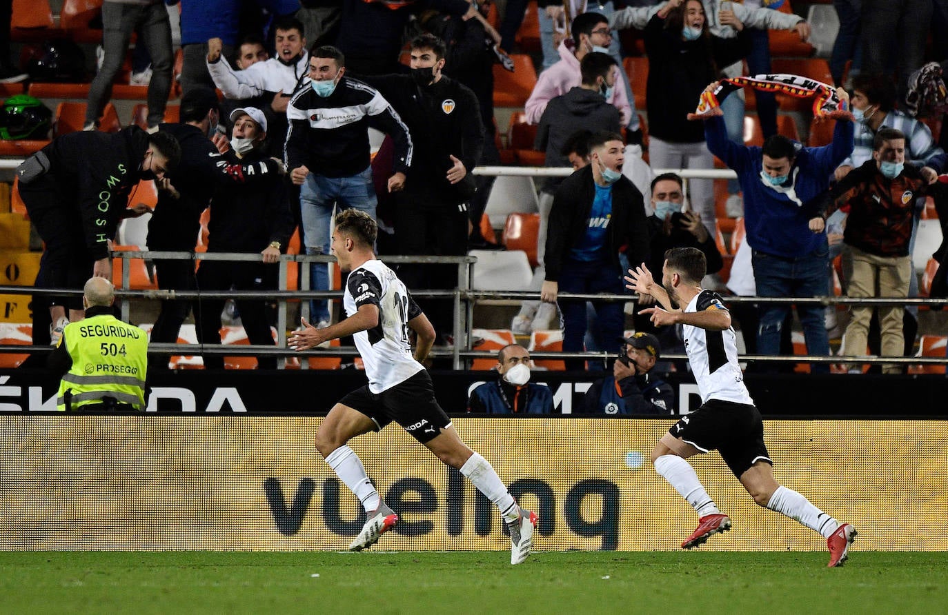 Vídeo: Primer gol de Hugo Duro en el tiempo de descuento (Valencia 2-3 Atlético)