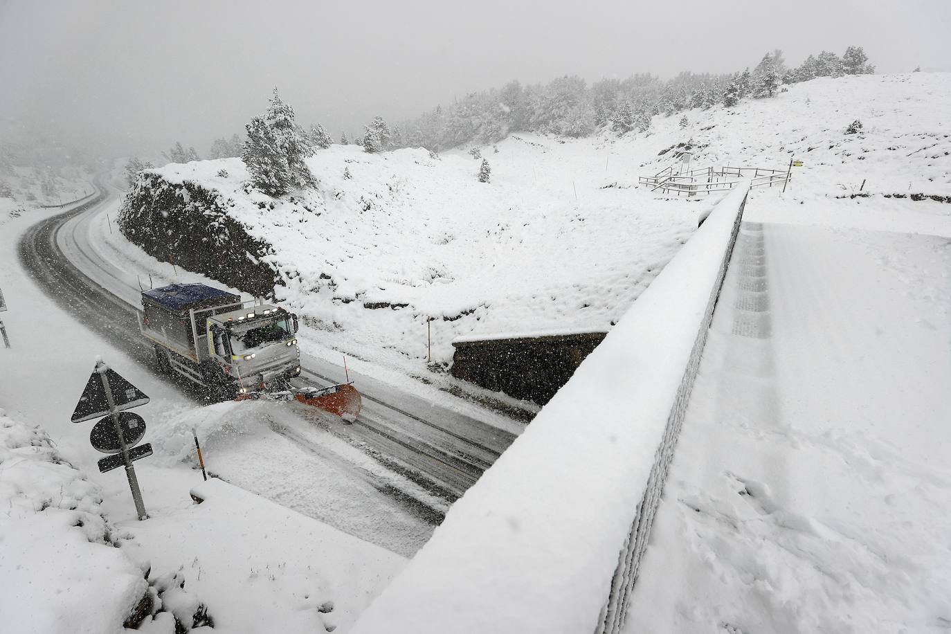 La primera nevada del otoño de 2021 cae en el norte de la península ibérica. 