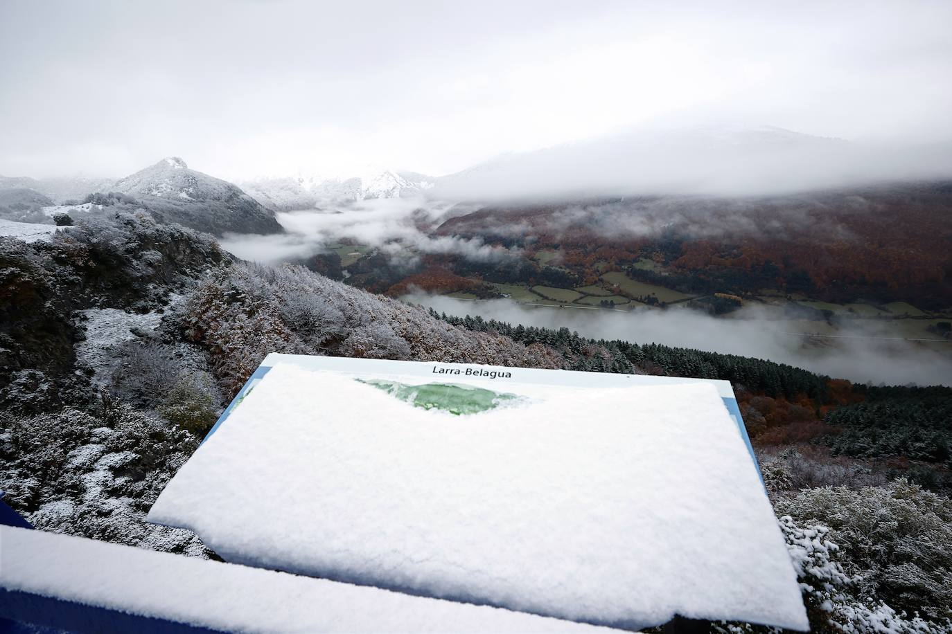 La primera nevada del otoño de 2021 cae en el norte de la península ibérica. 