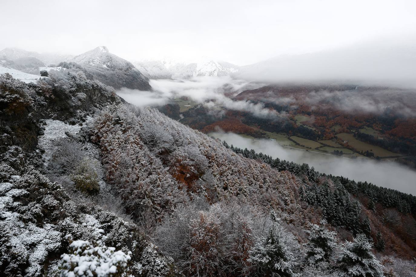 La primera nevada del otoño de 2021 cae en el norte de la península ibérica. 