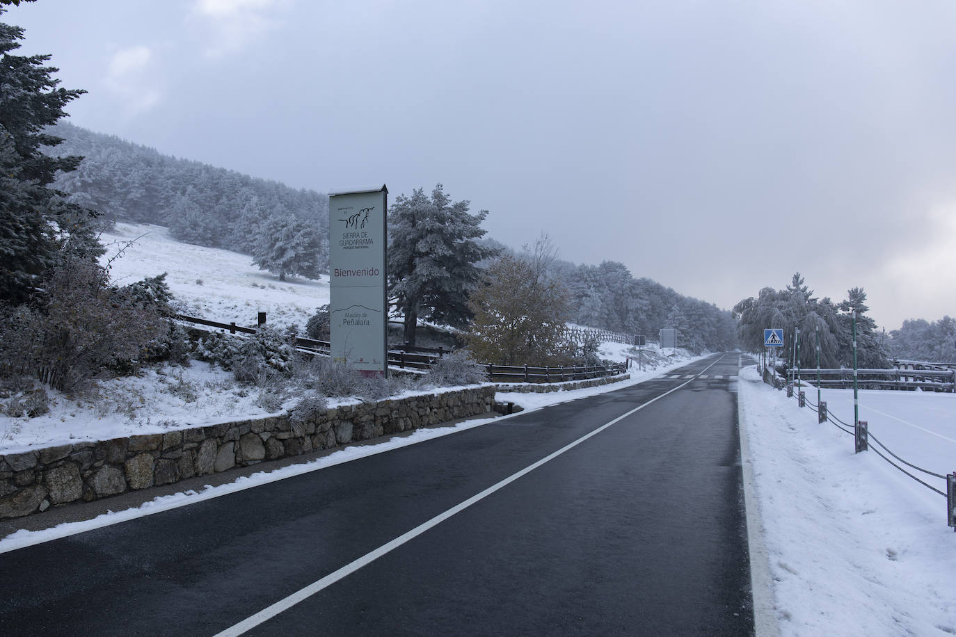 La primera nevada del otoño de 2021 cae en el norte de la península ibérica. 