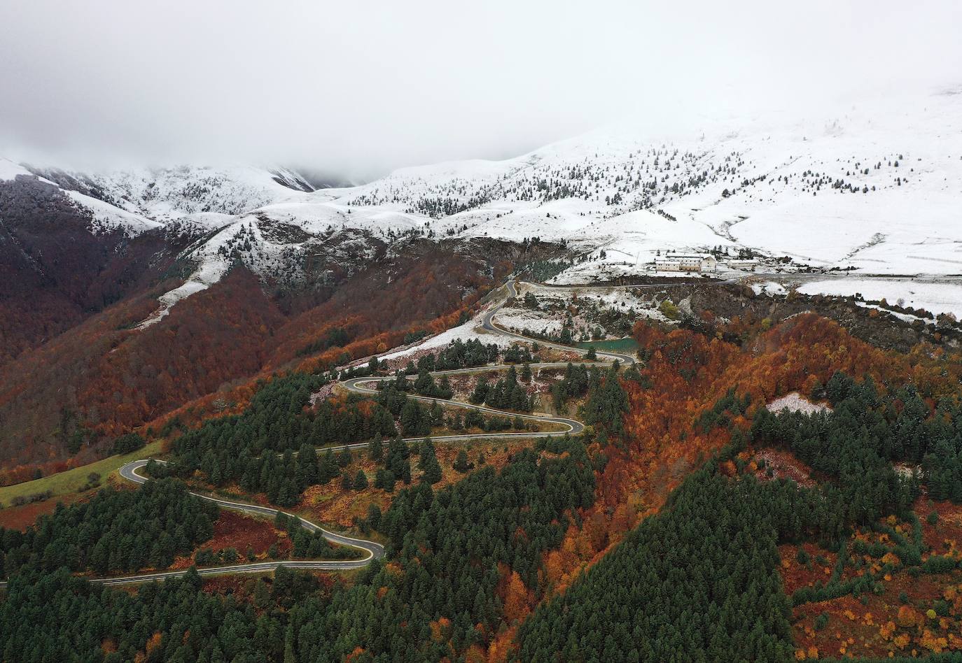 La primera nevada del otoño de 2021 cae en el norte de la península ibérica. 