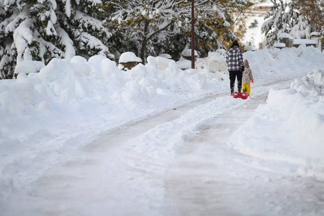 La primera nevada del otoño de 2021 cae en el norte de la península ibérica. 