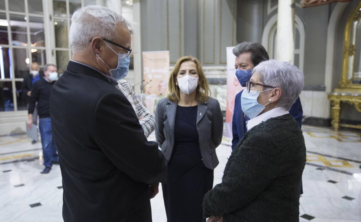 Acto de entrega de distinciones a personas mayores en el Ayuntamiento de Valencia. 