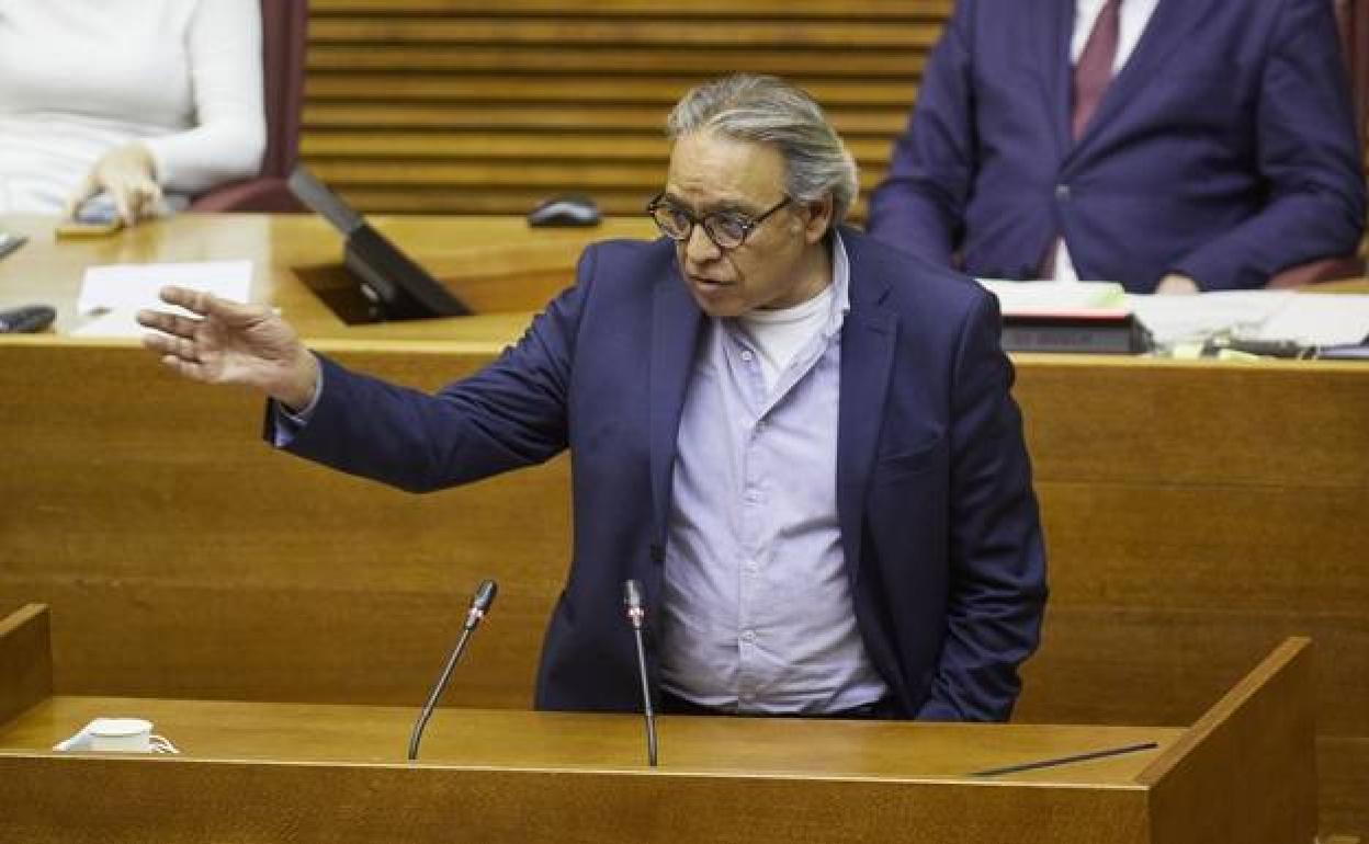 Manolo Mata, en la tribuna de Les Corts. 