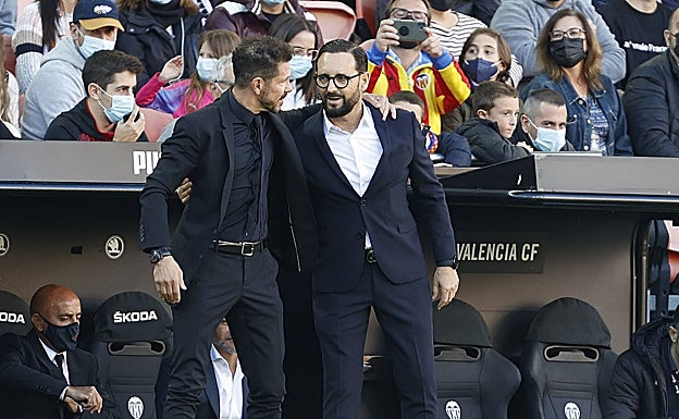 Simeone y José Bordalás se saludan cariñosamente antes del partido de ayer. 