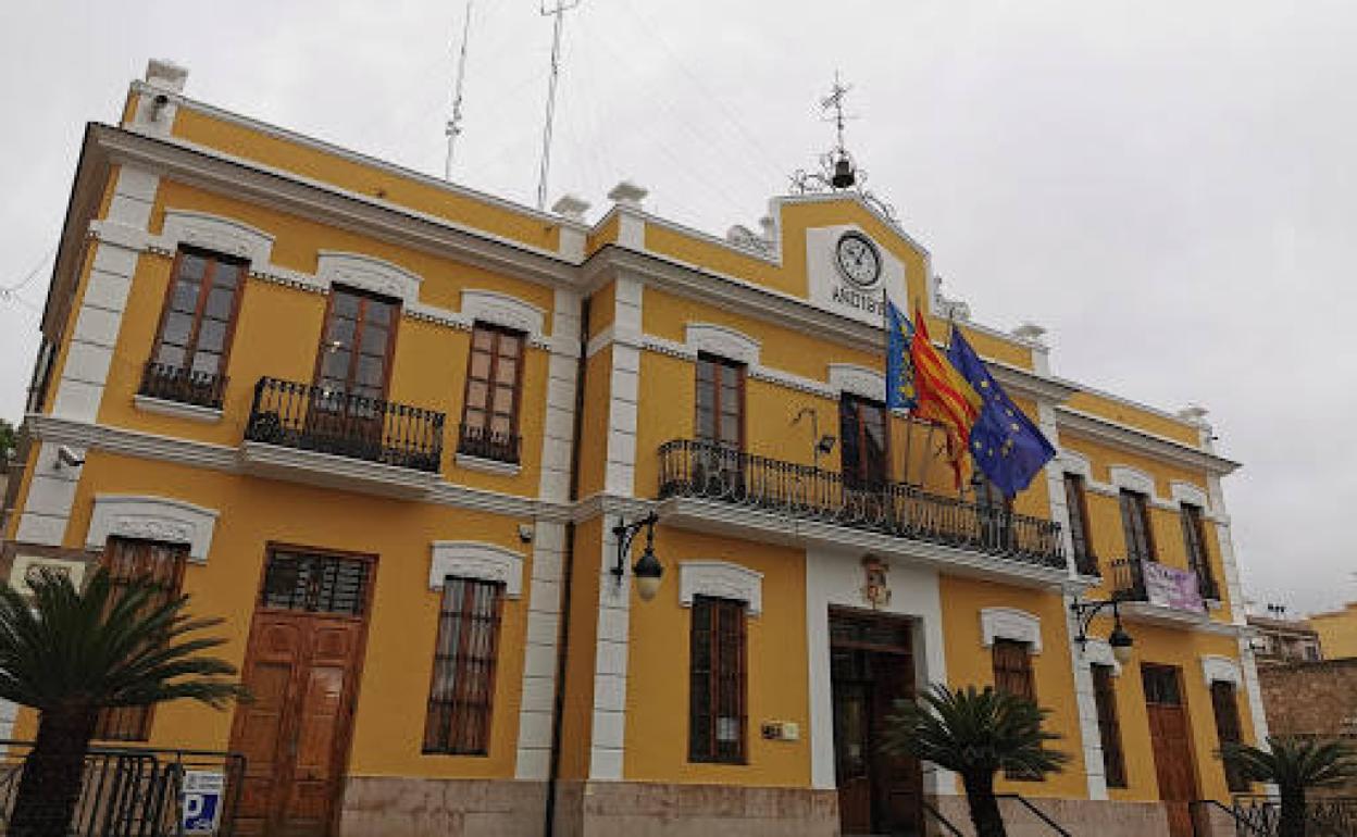 El ayuntamiento de la localidad. 