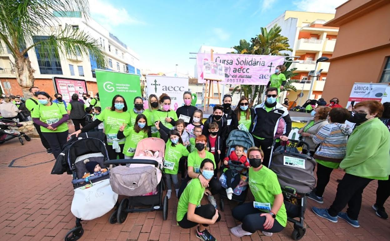 Un grupo de participantes momentos antes de la carrera solidaria .