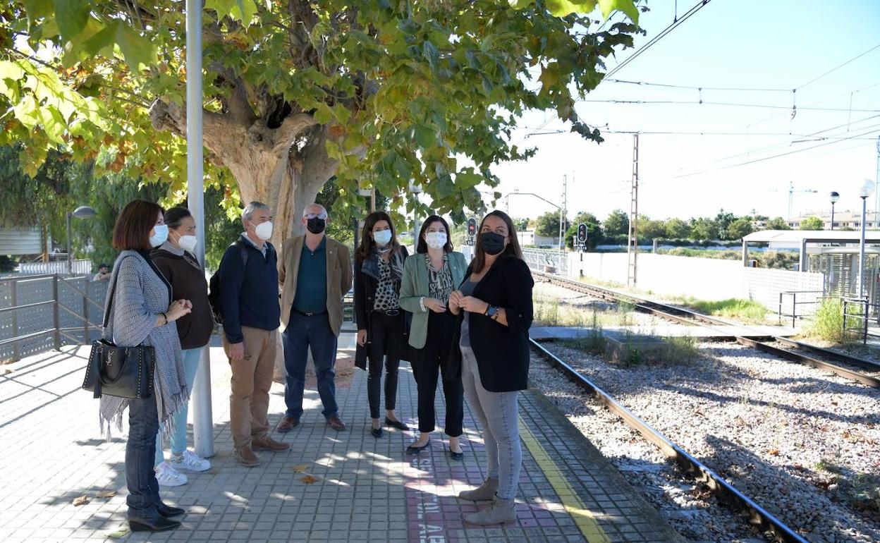 La directora gerente, Anaïs Menguzzato, con la alcaldesa, Maribel Albalat, en la estación. 