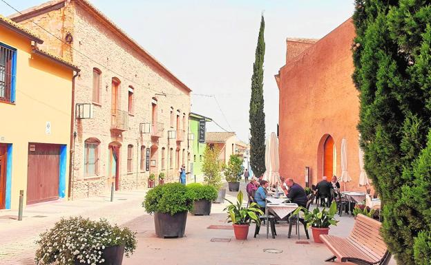 Ciudadanos en la terraza de un establecimiento hostelero de la localidad.