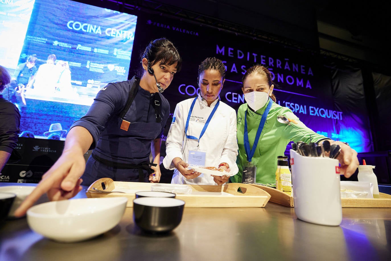 Un equipo de nueve chefs 'con estrella' de la Comunitat Valenciana, coordinados por Quique Dacosta, cocinará en gala de presentación de la Guía Michelín España y Portugal 2022, una cita que reunirá a 600 invitados en el Auditorio del Palau de Les Arts este 14 de diciembre, y que quiere celebrar el «reencuentro» con la presencialidad tras 18 meses de pandemia. Así lo han desvelado desde Michelin en el marco del Salón Mediterránea Gastrónoma, que se celebra en Feria Valencia. 