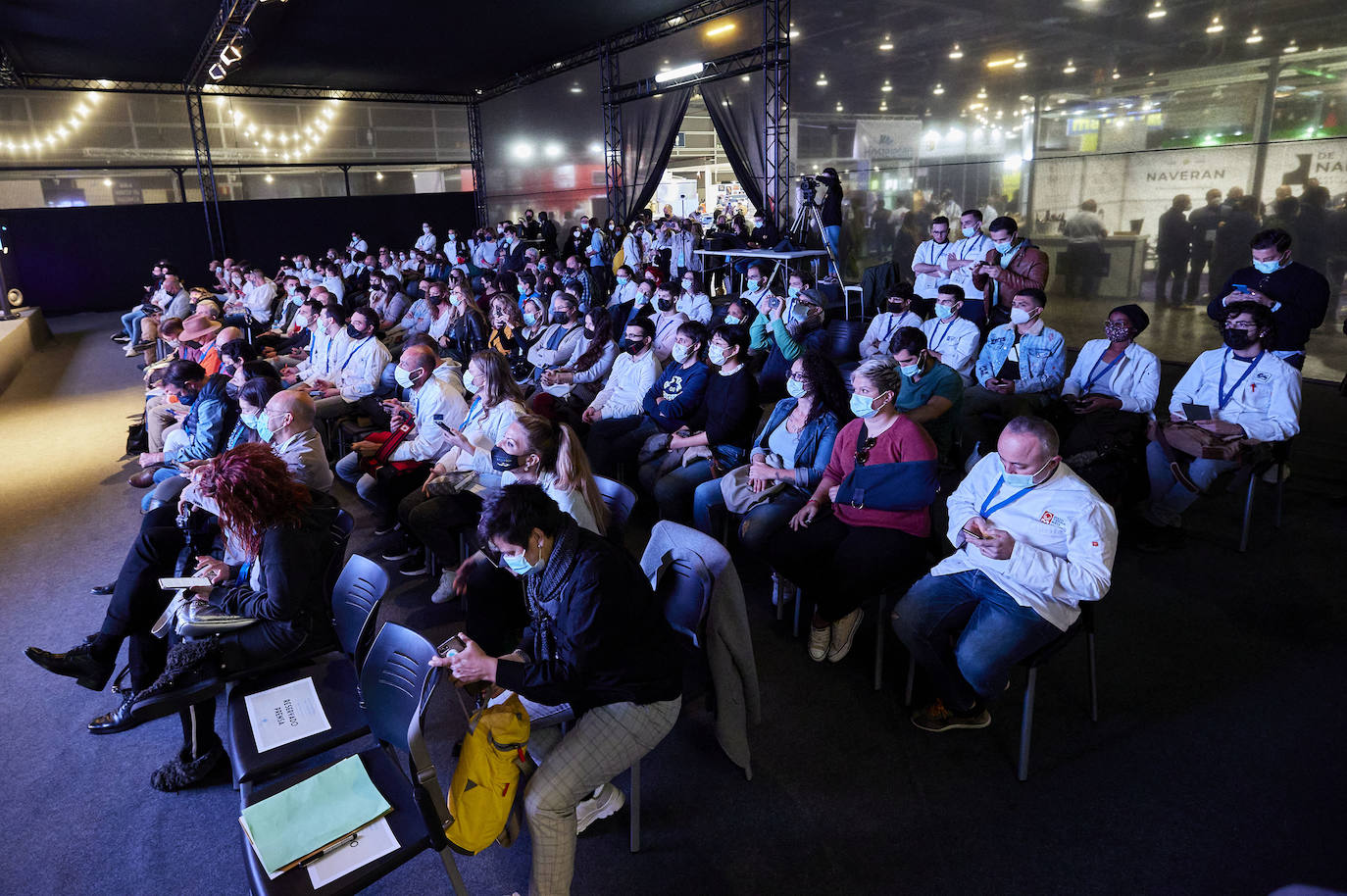 Un equipo de nueve chefs 'con estrella' de la Comunitat Valenciana, coordinados por Quique Dacosta, cocinará en gala de presentación de la Guía Michelín España y Portugal 2022, una cita que reunirá a 600 invitados en el Auditorio del Palau de Les Arts este 14 de diciembre, y que quiere celebrar el «reencuentro» con la presencialidad tras 18 meses de pandemia. Así lo han desvelado desde Michelin en el marco del Salón Mediterránea Gastrónoma, que se celebra en Feria Valencia. 