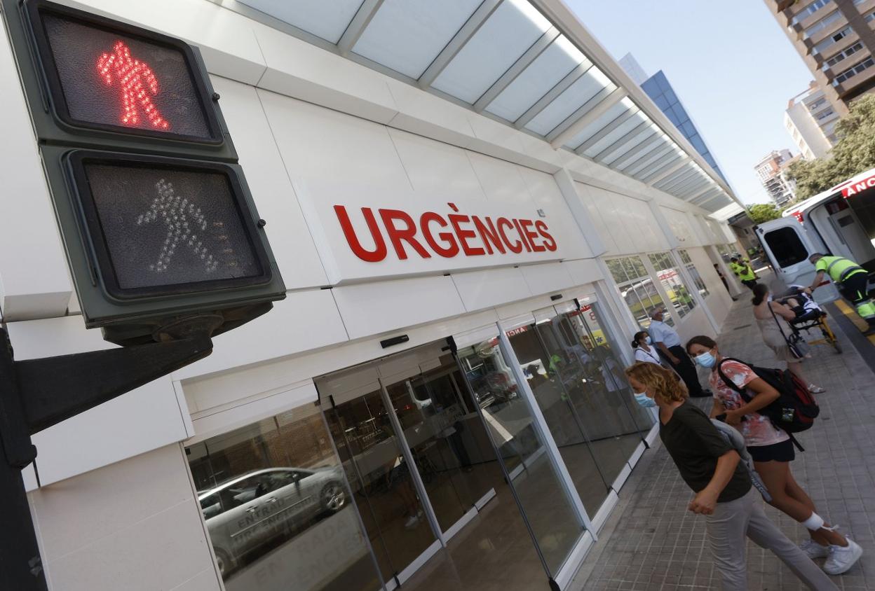 Entrada a Urgencias del hospital Clínico. jesús signes