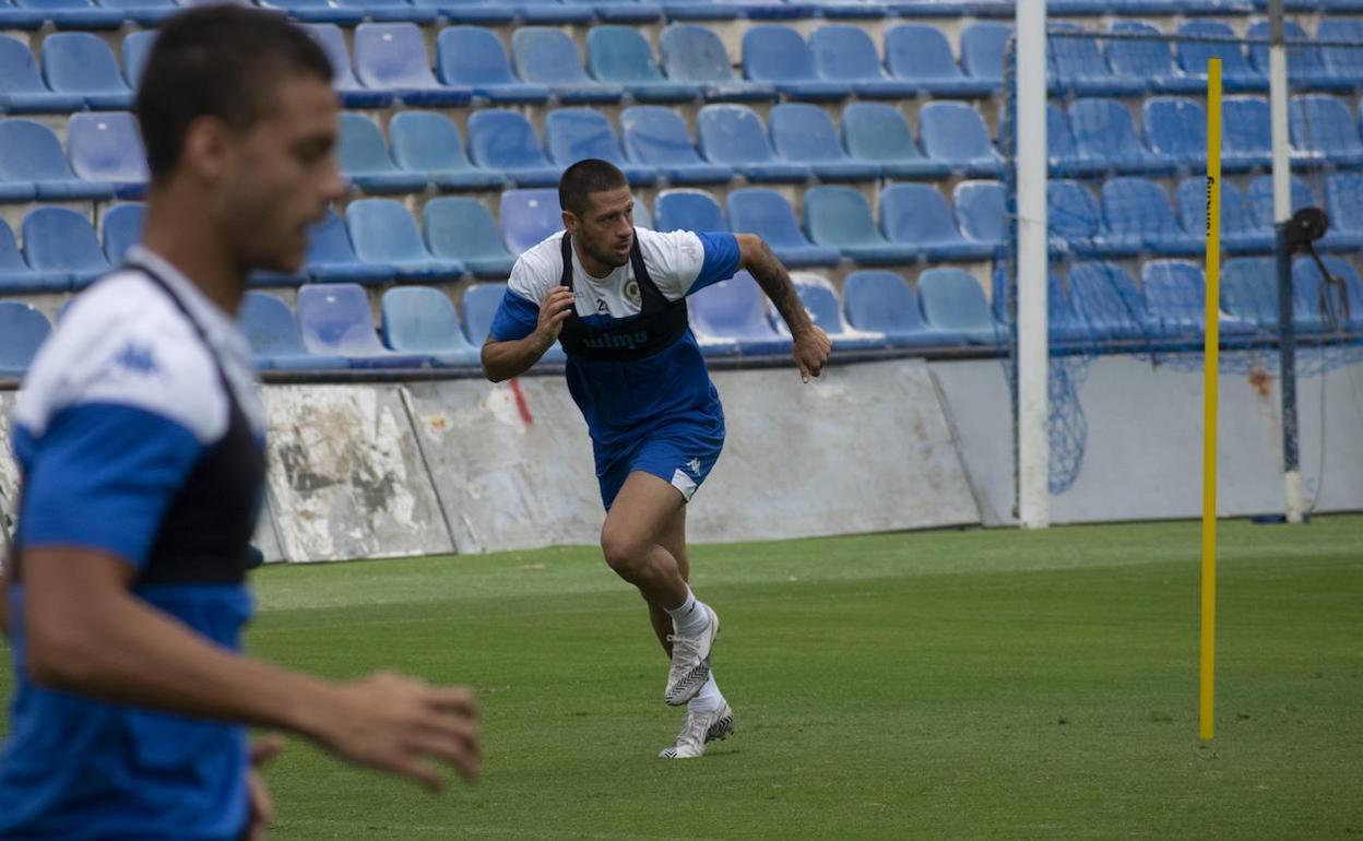 El delantero paraguayo del Hércules, Javier Acuña, durante un entrenamiento. 