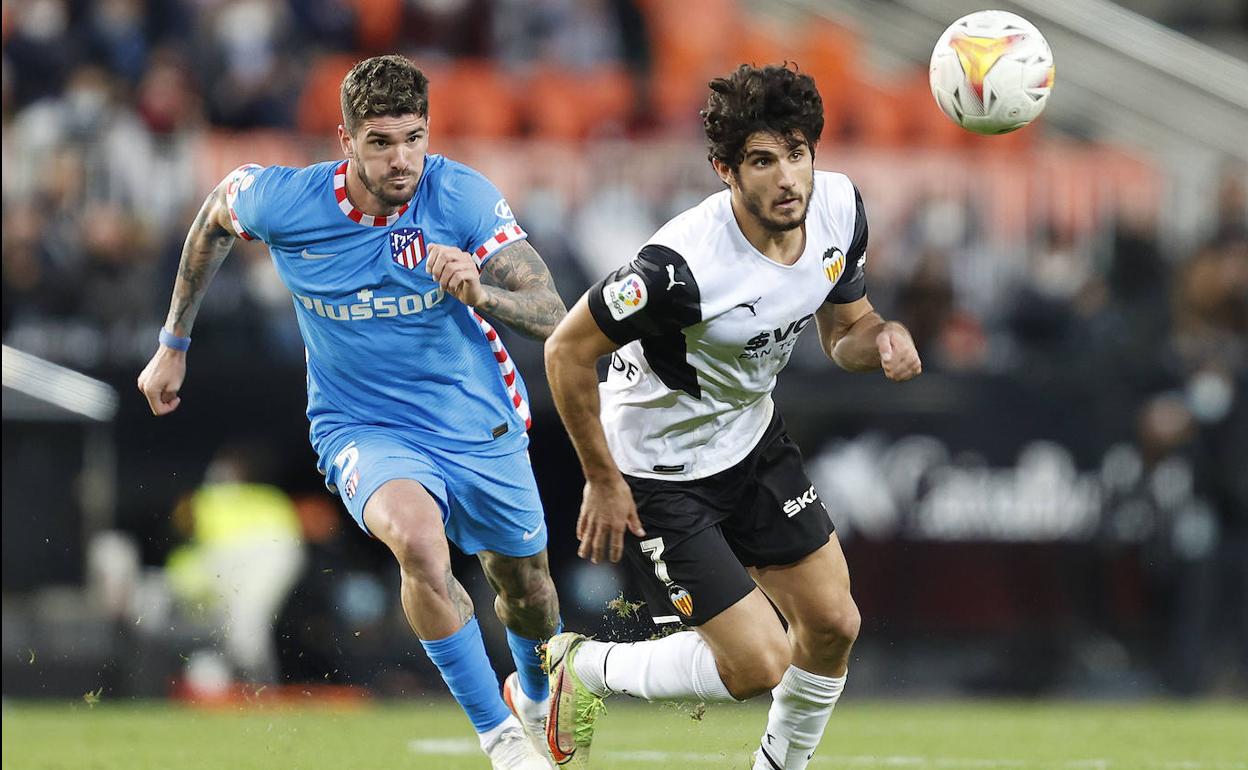 El exvalencianista de Paul persigue a Gonçalo Guedes durante el partido del domingo en Mestalla. 