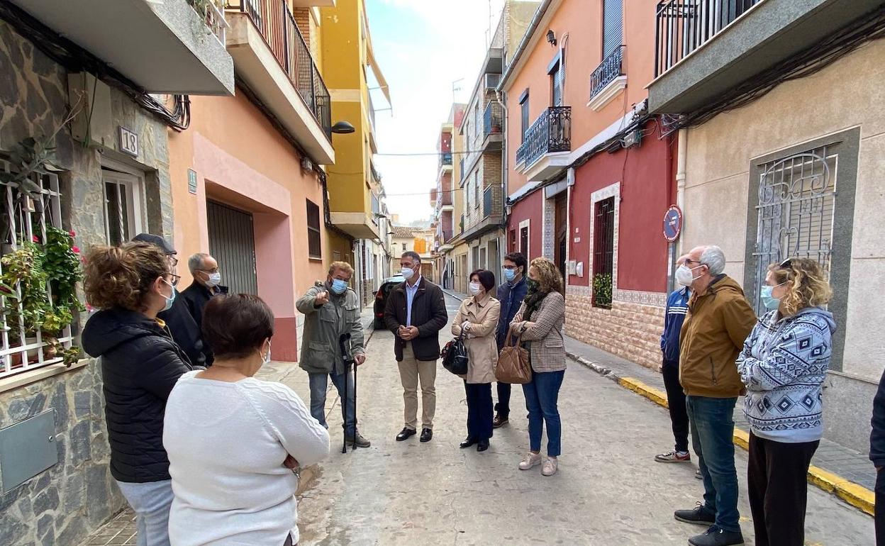 Los concejales populares se reúnen con los vecinos. 