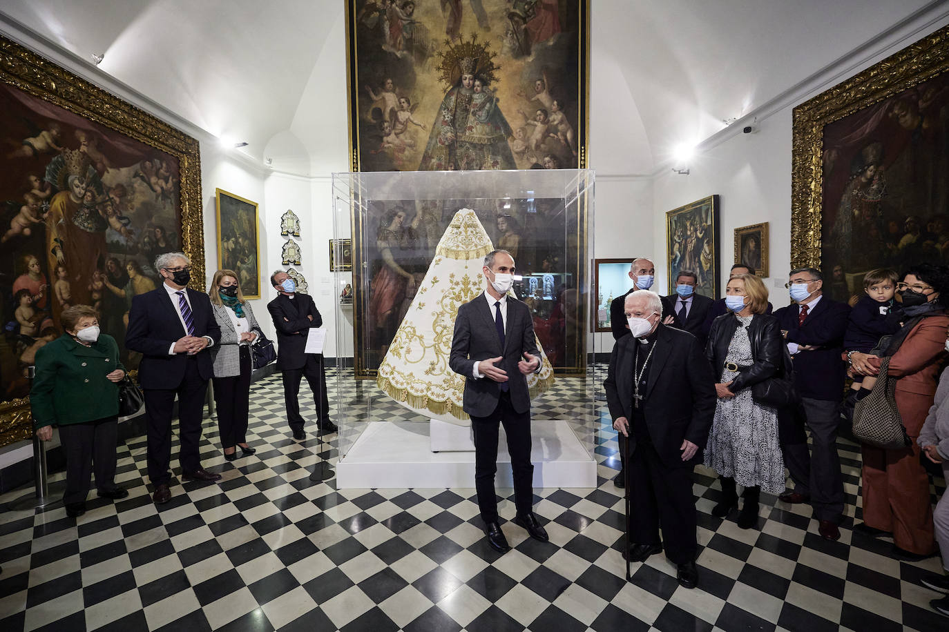 El cardenal Cañizares ha presentado el manto solidario que ha entregado LAS PROVINCIAS para la imagen peregrina de la Virgen de los Desamparados. El vestido es fruto de la generosidad de los lectores que se han sumado a la iniciativa del periódico para recaudar fondos destinados a la Fundación Pauperibus. 