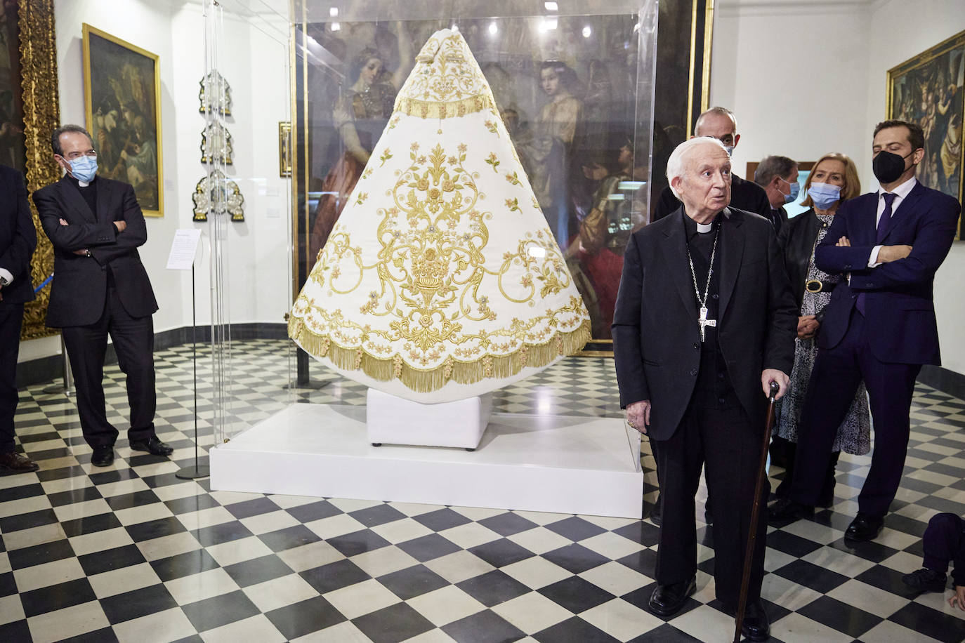 El cardenal Cañizares ha presentado el manto solidario que ha entregado LAS PROVINCIAS para la imagen peregrina de la Virgen de los Desamparados. El vestido es fruto de la generosidad de los lectores que se han sumado a la iniciativa del periódico para recaudar fondos destinados a la Fundación Pauperibus. 