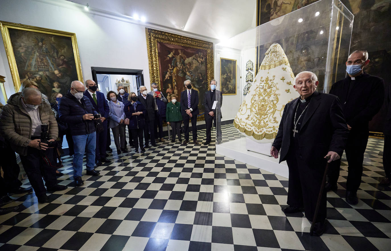 El cardenal Cañizares ha presentado el manto solidario que ha entregado LAS PROVINCIAS para la imagen peregrina de la Virgen de los Desamparados. El vestido es fruto de la generosidad de los lectores que se han sumado a la iniciativa del periódico para recaudar fondos destinados a la Fundación Pauperibus. 