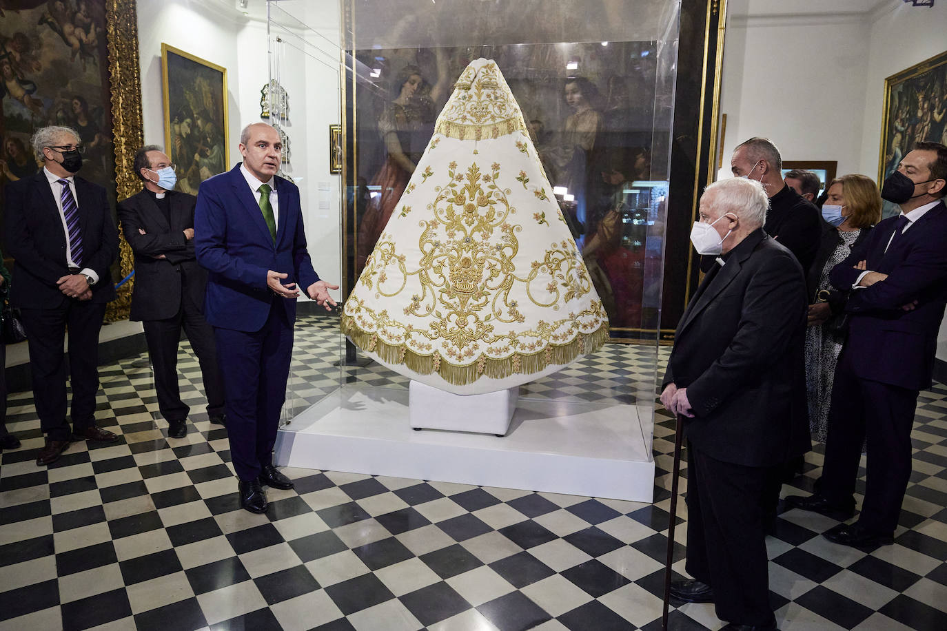 El cardenal Cañizares ha presentado el manto solidario que ha entregado LAS PROVINCIAS para la imagen peregrina de la Virgen de los Desamparados. El vestido es fruto de la generosidad de los lectores que se han sumado a la iniciativa del periódico para recaudar fondos destinados a la Fundación Pauperibus. 