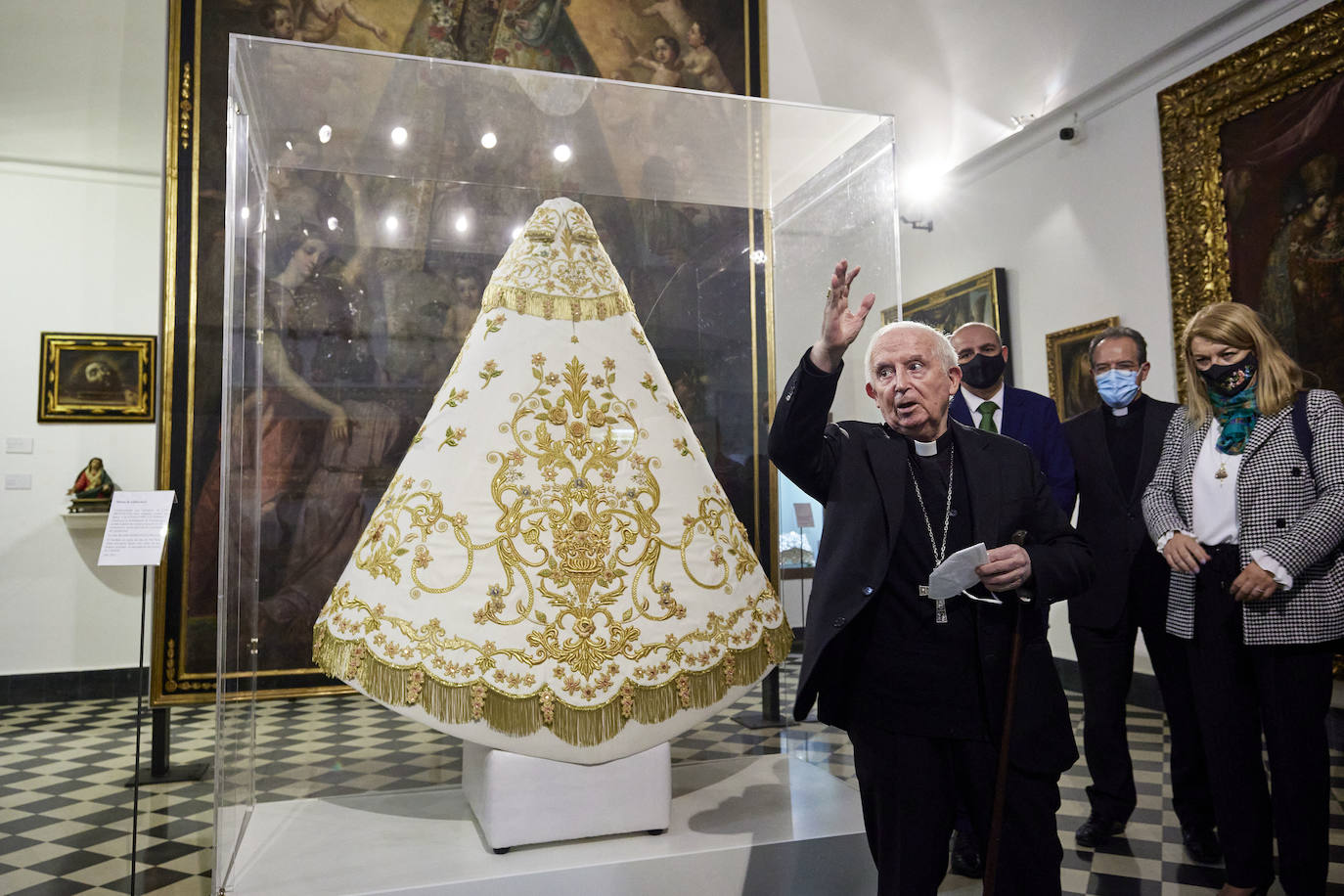 El cardenal Cañizares ha presentado el manto solidario que ha entregado LAS PROVINCIAS para la imagen peregrina de la Virgen de los Desamparados. El vestido es fruto de la generosidad de los lectores que se han sumado a la iniciativa del periódico para recaudar fondos destinados a la Fundación Pauperibus. 