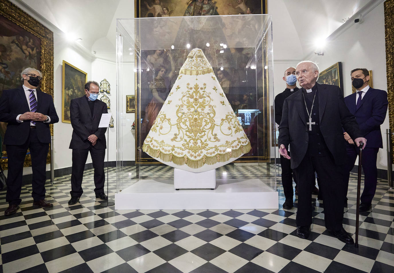 El cardenal Cañizares ha presentado el manto solidario que ha entregado LAS PROVINCIAS para la imagen peregrina de la Virgen de los Desamparados. El vestido es fruto de la generosidad de los lectores que se han sumado a la iniciativa del periódico para recaudar fondos destinados a la Fundación Pauperibus. 