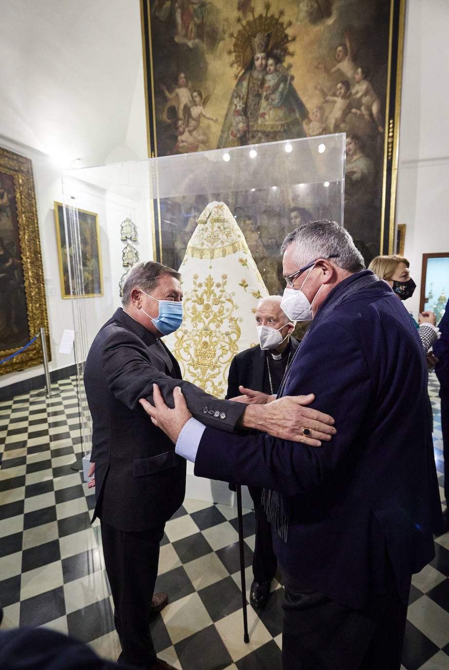 El cardenal Cañizares ha presentado el manto solidario que ha entregado LAS PROVINCIAS para la imagen peregrina de la Virgen de los Desamparados. El vestido es fruto de la generosidad de los lectores que se han sumado a la iniciativa del periódico para recaudar fondos destinados a la Fundación Pauperibus. 